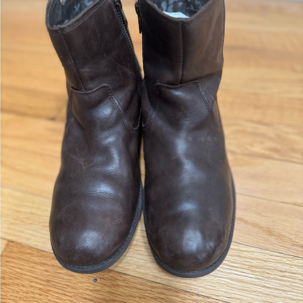 UGG Women W Orion Buckled Heel boots size 9-5